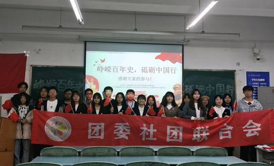 人们在看台上 中度可信度描述已自动生成