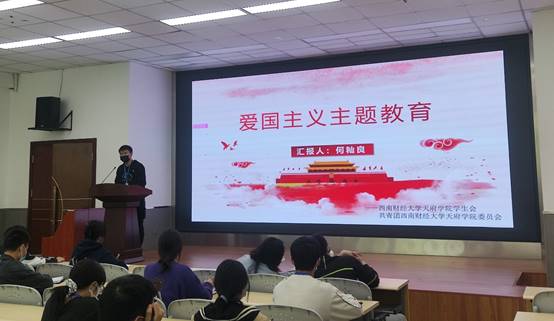 会议室里的人们 描述已自动生成