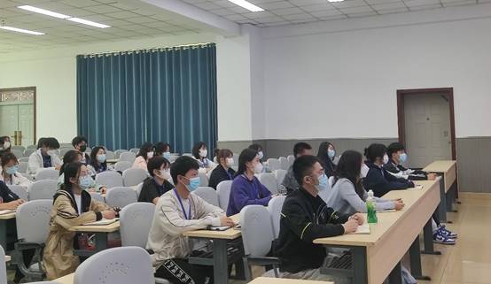 会议室里的人们 描述已自动生成